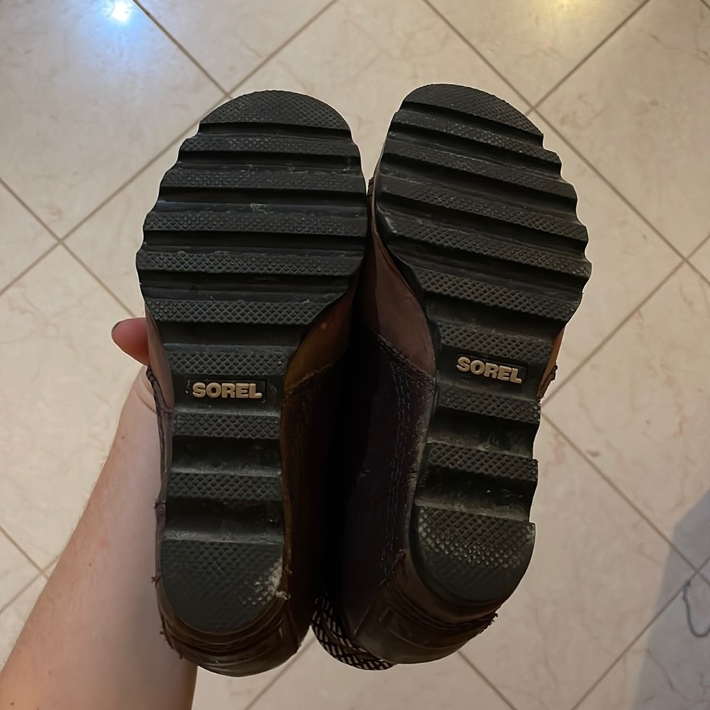 Like new Sorel wedge booties